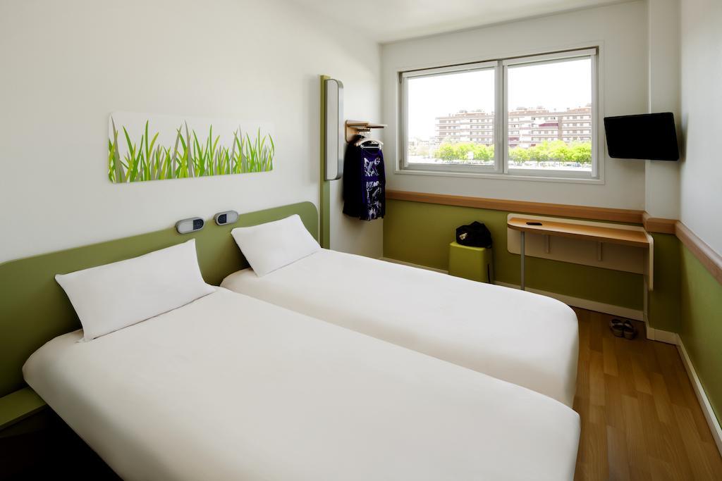 Ibis Budget Barcelona San Andrés de la Barca Buitenkant foto